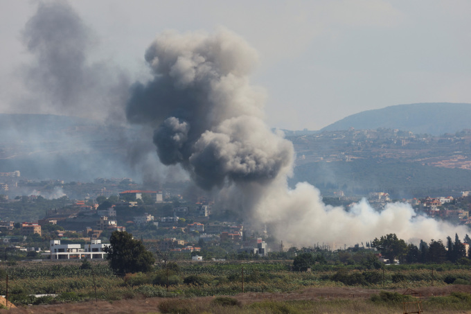 Khói bốc lên ở miền nam Lebanon sau các đòn không kích từ Israel ngày 23/9. Ảnh: Reuters