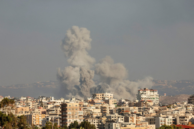 Cột khói bốc lên sau đòn không kích của Israel vào Tyre, miền nam Lebanon ngày 23/9. Ảnh: Reuters