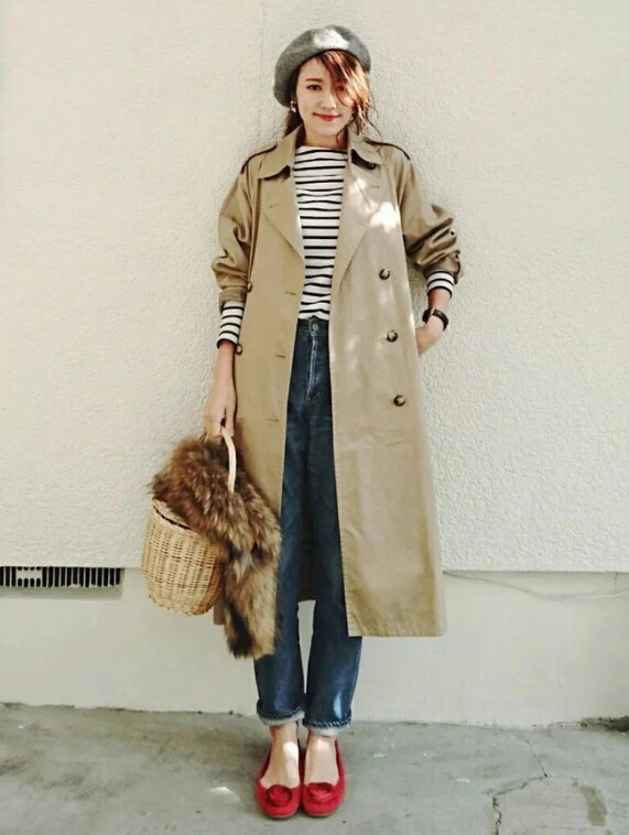 Diện áo trench coat với áo thun sọc đen trắng cùng quần jeans sẽ tạo nên set đồ công sở thanh lịch và giản dị.