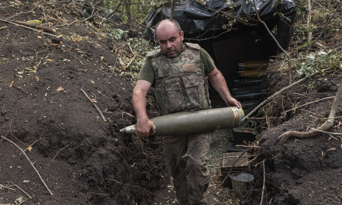 Lính Ukraine cầm đạn pháo 155 mm tại tỉnh Donetsk hôm 29/8. Ảnh: AFP