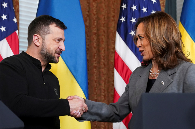 Tổng thống Ukraine Volodymyr Zelensky (trái) gặp Phó tổng thống Mỹ Kamala Harris tại Nhà Trắng ngày 26/9. Ảnh: Reuters