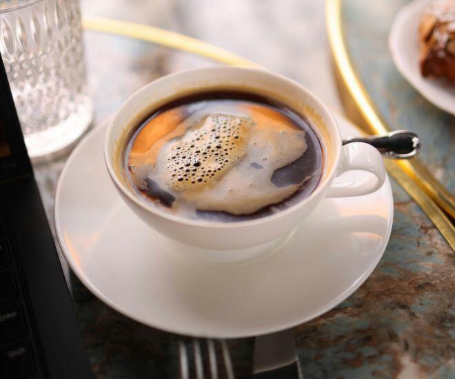 Bắt đầu ngày mới bằng cà phê để tăng sự tỉnh táo (Ảnh minh hoạ)