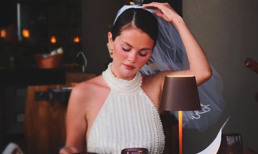 Hình ảnh Selena diện váy ngọc trai, mang khăn voan nhận hơn năm triệu lượt thích trên trang cá nhân. Ảnh: Instagram Selena Gomez