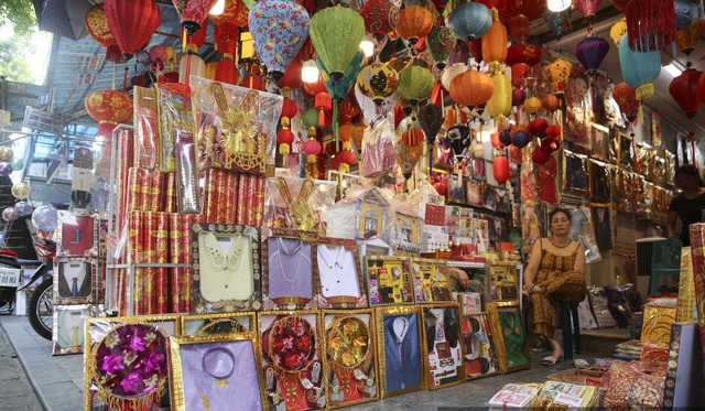 Khi chuẩn bị vàng mã, gia chủ cần cân nhắc chọn những vật phẩm phù hợp để dâng lên tổ tiên, vừa thể hiện lòng thành kính vừa tránh lãng phí.