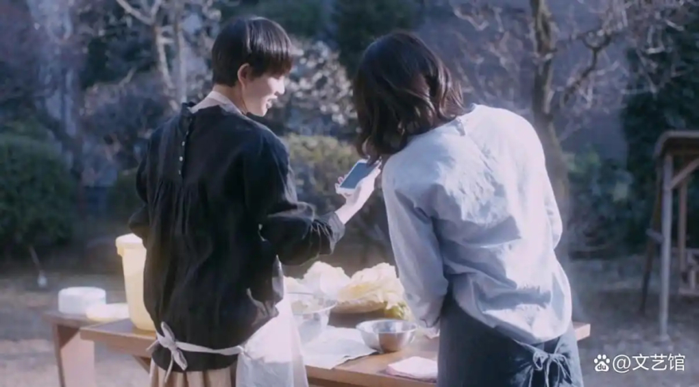 Giới trẻ Trung Quốc đang giới thiệu người yêu cũ cho bạn thân để giúp nhau thoát ế. Ảnh: Jimu News