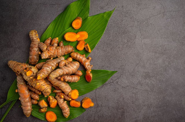 Đặc tính kháng viêm và chống oxy hóa của củ nghệ giúp hệ tiêu hóa hoạt động khỏe mạnh hơn.