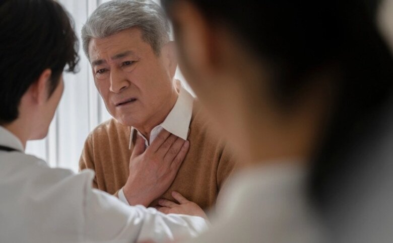 Chỉ đến khi bố hay mẹ bị bệnh nặng sắp hấp hối thì gia đình anh mới về. (Ảnh minh họa)