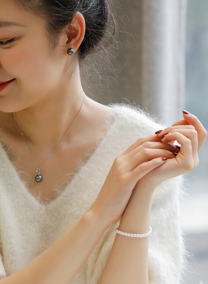 Những món trang sức nhỏ nhắn giúp tô điểm nhan sắc mà không bị lố.