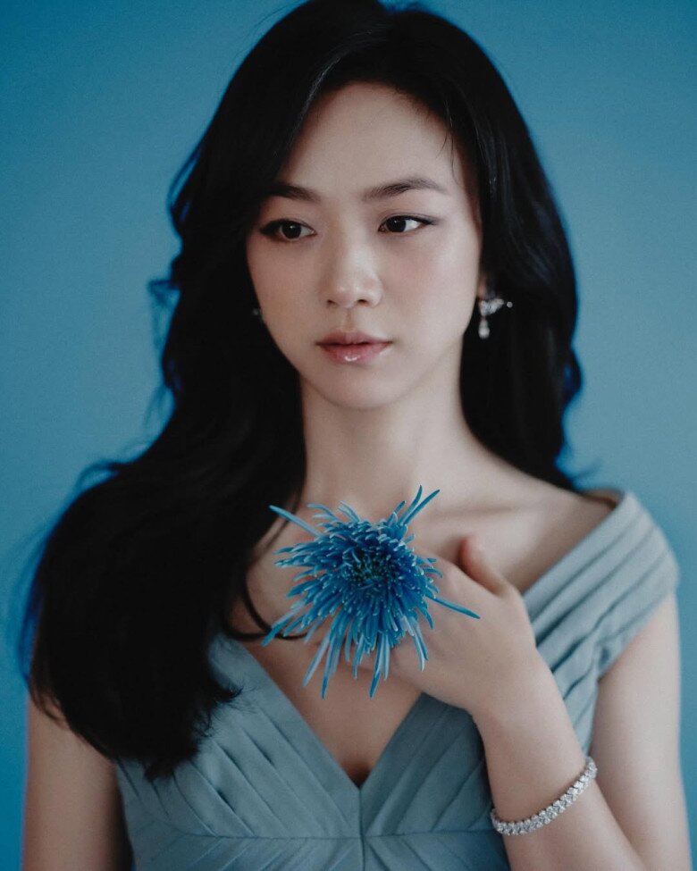 Ở tuổi 45, Thang Duy vẫn khiến công chúng ngỡ ngàng bởi nhan sắc trong trẻo, thanh tú như thuở đôi mươi nhờ lối sống khoa học, tinh thần tích cực và sự kỷ luật trong việc chăm sóc bản thân.