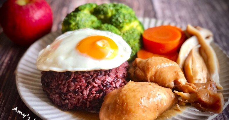 Cơm với đùi gà hầm, ăn kèm rau củ luộc vừa cung cấp năng lượng mà vẫn hỗ trợ giảm cân.