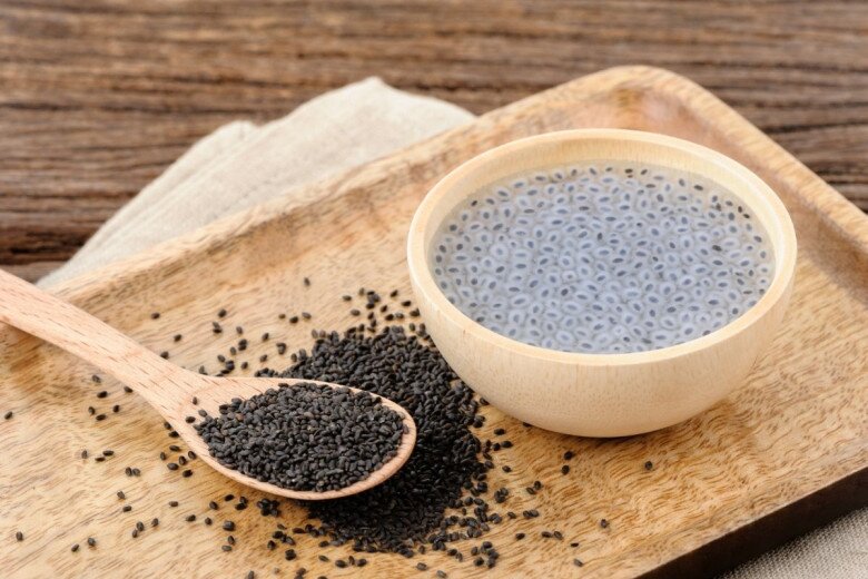 Hạt é khi ngâm nước sẽ nở thành lớp gel trong suốt, giúp tạo cảm giác no lâu, hạn chế ăn vặt. Giàu chất xơ, khoáng chất và chất chống oxy hóa, hạt é hỗ trợ giảm cân, thanh nhiệt, giải độc và cải thiện làn da mịn màng, tươi tắn.