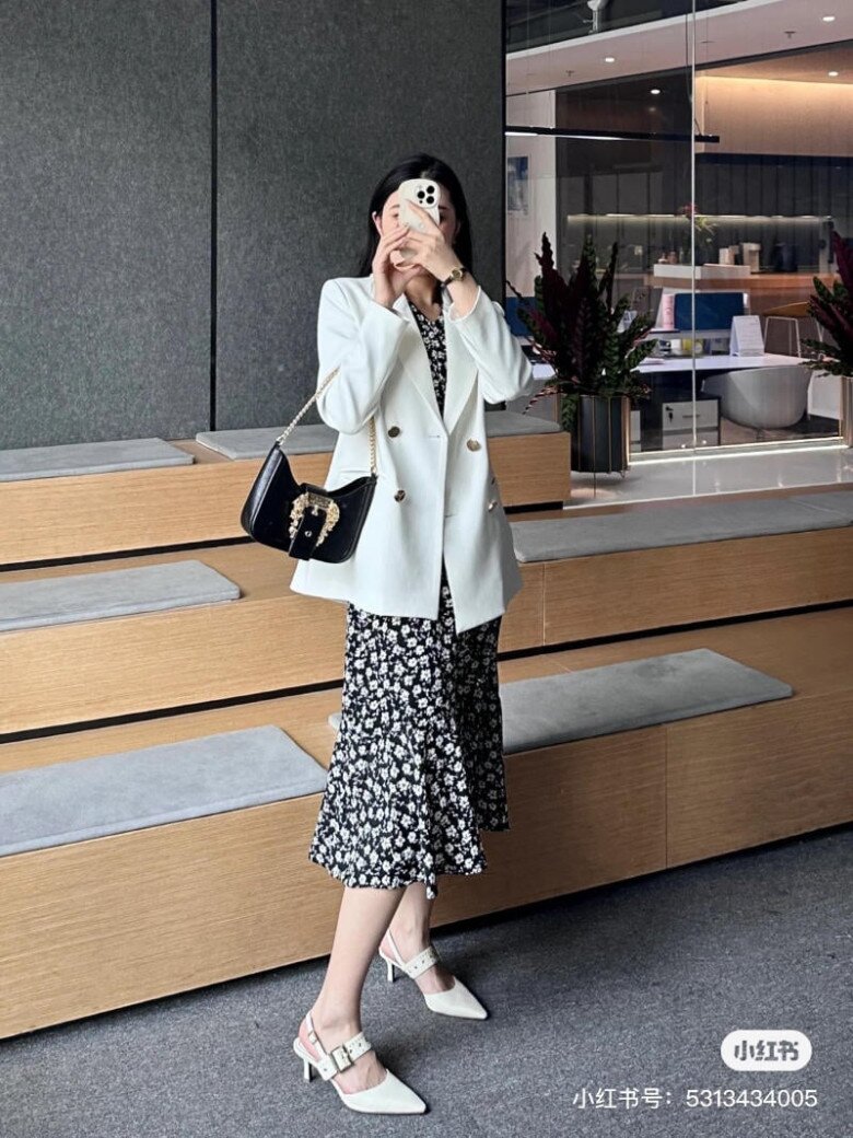 Muốn “nâng cấp” sang phong cách công sở, một chiếc blazer hay vest may đo gọn gàng chính là lựa chọn hoàn hảo.