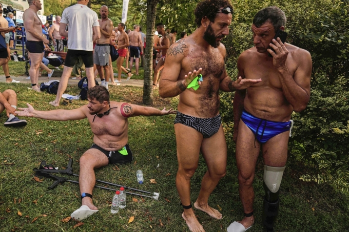 Ba cựu binh chuẩn bị cho cuộc thi bơi vượt eo biển Bosphorus ở Istanbul, Thổ Nhĩ Kỳ, ngày 24/8. Ảnh: AP