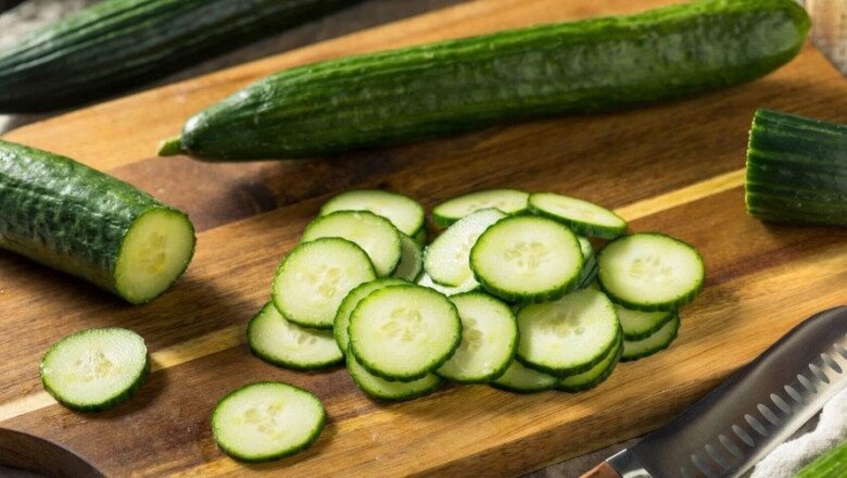 Dưa chuột chứa hơn 90% nước, giàu chất xơ và vitamin, calo cực thấp nên rất phù hợp trong thực đơn giảm cân. Ăn dưa chuột giúp cấp nước, hỗ trợ tiêu hóa, hạn chế tích mỡ thừa và làm mát cơ thể, đồng thời mang lại làn da tươi tắn, mịn màng hơn.