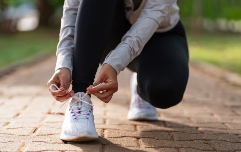 8 cách đi bộ đốt mỡ khiến hội chị em mê mẩn vì quá dễ áp dụng, có 1 kiểu ngược đời nhưng đốt calo cao hơn bình thường - 1