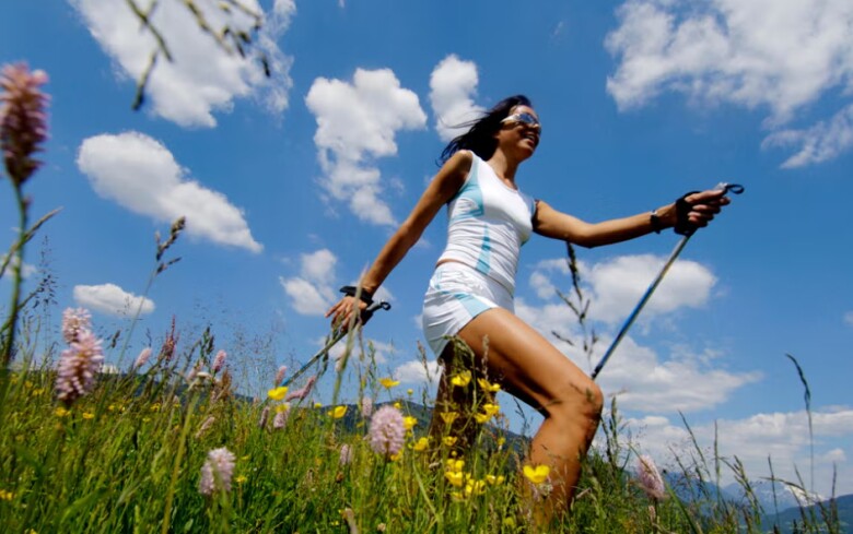 8 cách đi bộ đốt mỡ khiến hội chị em mê mẩn vì quá dễ áp dụng, có 1 kiểu ngược đời nhưng đốt calo cao hơn bình thường - 2