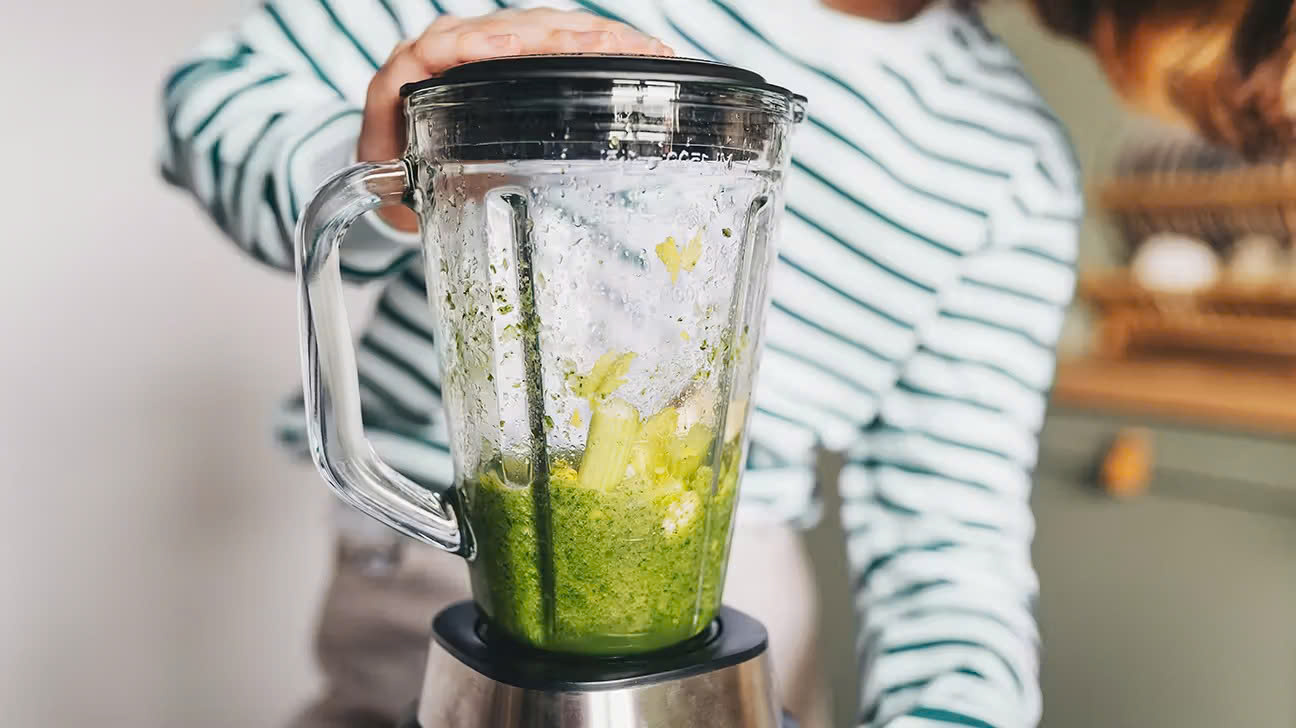 Một ly sinh tố sữa chua kết hợp với rau xanh như cải bó xôi, cải xoăn hoặc cần tây mang đến bữa sáng thanh nhẹ, đủ chất.