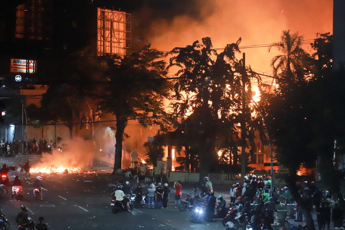 Người biểu tình và lực lượng an ninh đụng độ ở thành phố Surabaya, Indonesia ngày 30/8. Ảnh: AFP