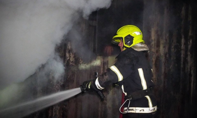 Nhân viên cứu hỏa xử lý một đám cháy sau cuộc tập kích của Nga ở thành phố cảng Chornomorsk, Ukraine, rạng sáng 31/8. Ảnh: X/Tim White