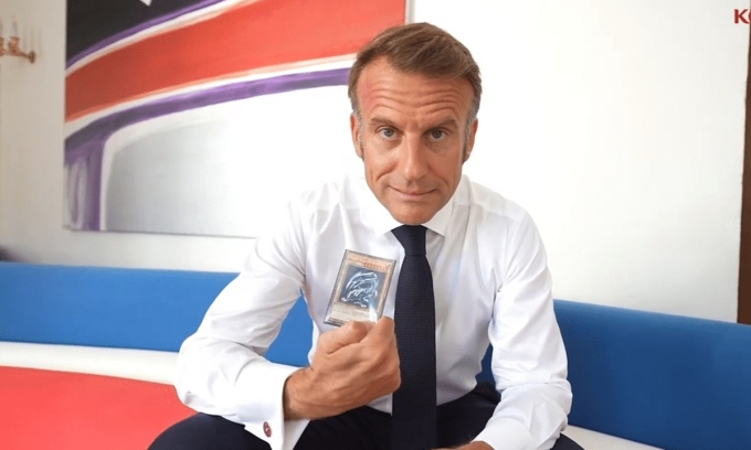 Tổng thống Emmanuel Macron khoe tấm thẻ bài Rồng Trắng Mắt Xanh trong video phát tại giải Vô địch Thế giới Yu-Gi-Oh! 2025 diễn ra ở thủ đô Paris, Pháp, ngày 30/8. Ảnh: Straits Times