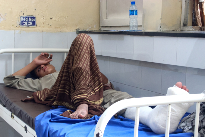 Người Afghanistan bị thương sau trận động đất ở Jalalabad. Ảnh: AFP