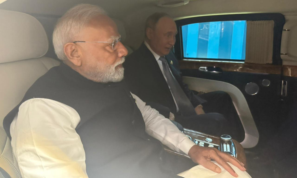 Ông Modi và ông Putin ngồi trong xe riêng của Tổng thống Nga tại Trung Quốc hôm 1/9. Ảnh: X/narendramodi