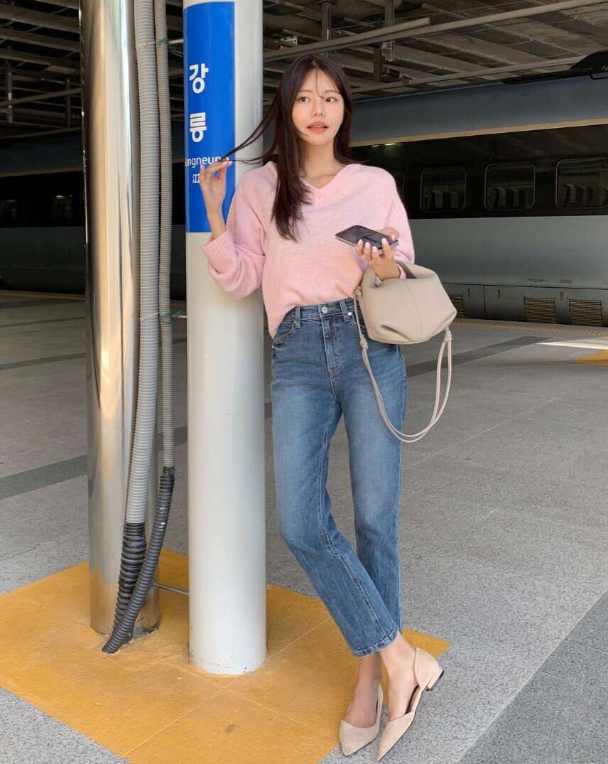 Jeans ống đứng phối áo dài tay là công thức hack dáng nhẹ nhàng, tạo vẻ thanh lịch, gọn gàng. Chỉ cần sơ vin gọn hoặc chọn áo dáng lửng, bạn đã có đôi chân dài hơn. Set đồ này hợp cả công sở lẫn dạo phố, vừa đơn giản vừa tinh tế.