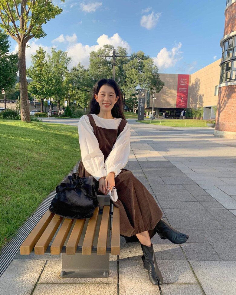 Một chiếc váy yếm màu nâu điệu đà, nữ tính giúp chị em không hề bị già dặn.