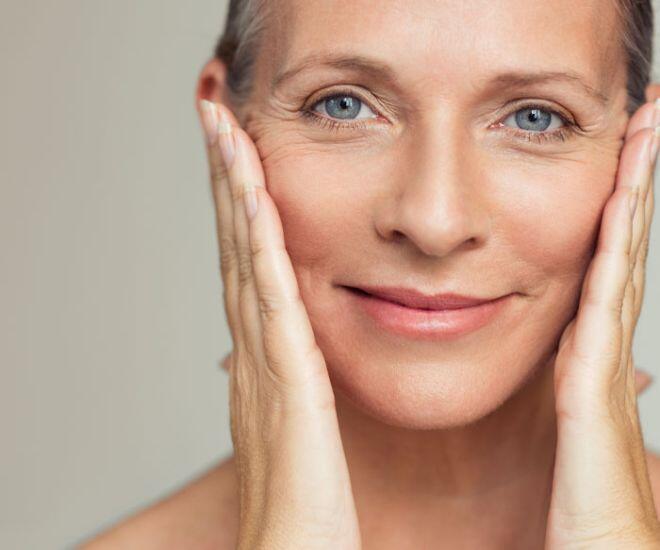 Làn da lão hoá bắt đầu xuất hiện nhiều nếp nhăn và chảy xệ (Ảnh minh hoạ)