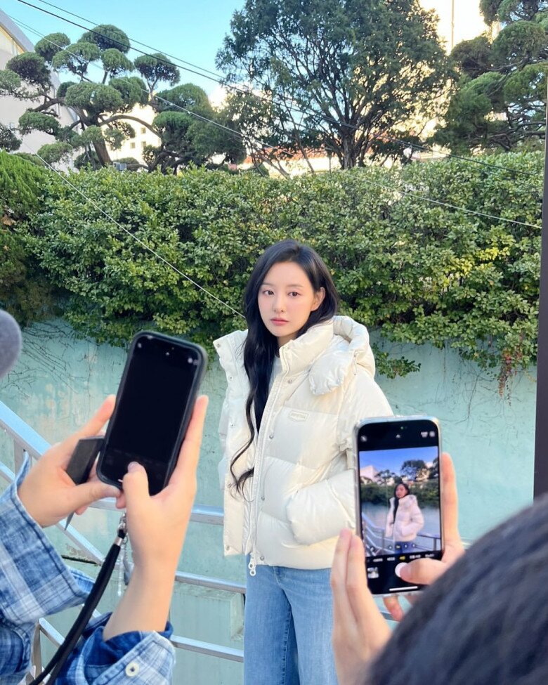 Trên trang cá nhân, Kim Ji Won nhiều lần khiến dân tình xuýt xoa khi tự tin khoe mặt mộc.