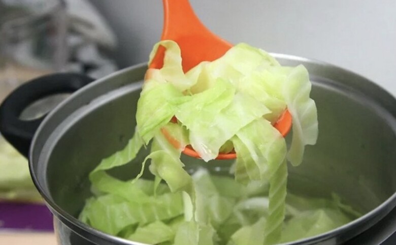 Kim Ji Won duy trì thói quen uống nước luộc bắp cải suốt nhiều năm để giữ dáng và tốt cho làn da. (Ảnh minh hoạ)