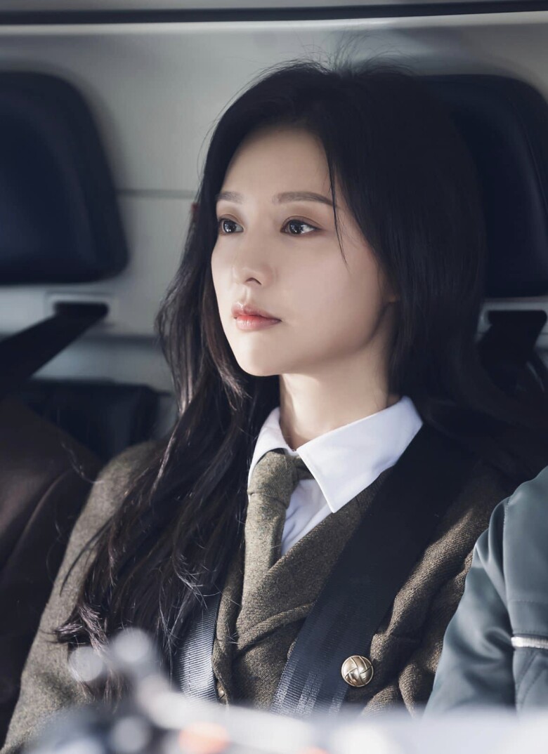 Ở tuổi 33, Kim Ji Won vẫn giữ vững danh xưng nữ thần thanh xuân nhờ lối sống khoa học và chu trình chăm da bền bỉ. Hình ảnh ngọt ngào, làn da mịn màng của cô chính là minh chứng rằng vẻ đẹp đích thực không chỉ đến từ son phấn, mà từ sự chăm sóc lâu dài mỗi ngày.