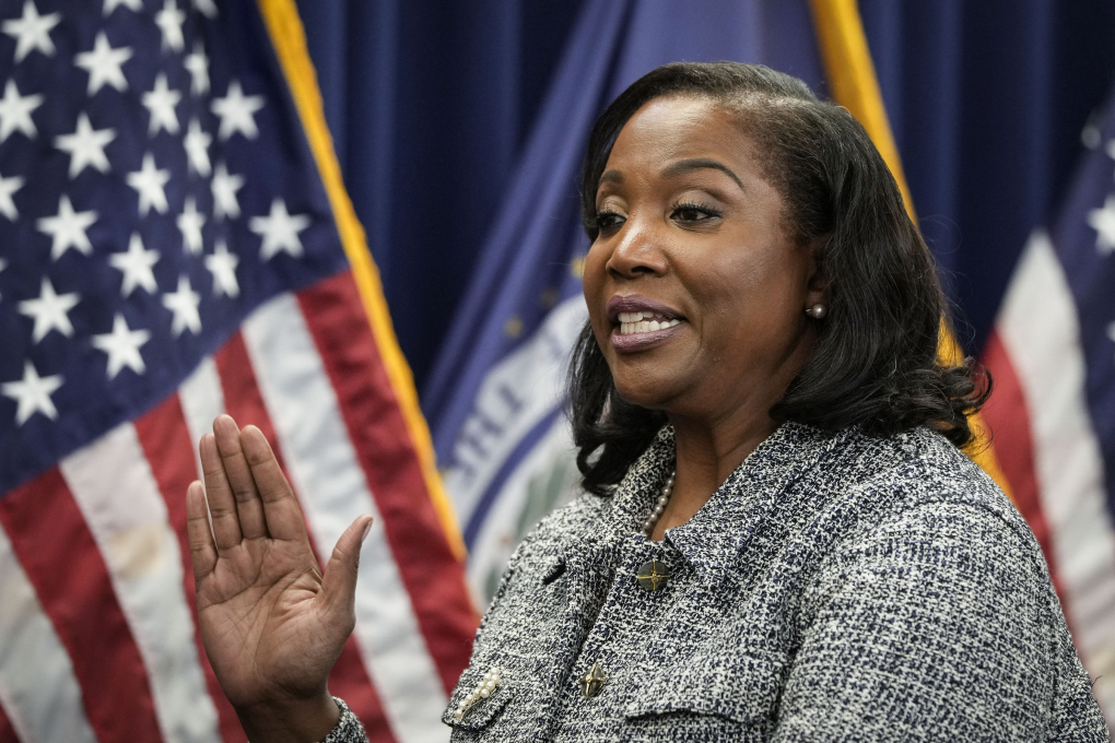 Bà Lisa Cook tuyên thệ nhậm chức Thống đốc Fed hồi tháng 5/2022. Ảnh: AFP