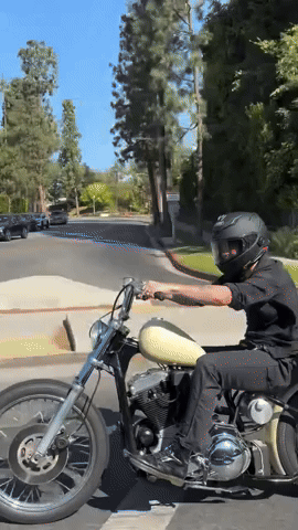 Cậu cả nhà Beckham bị netizen "ném đá" dữ dội: Chạy xe máy bằng 1 tay, hôn gió với vợ mà không thèm nhìn đường!- Ảnh 1.