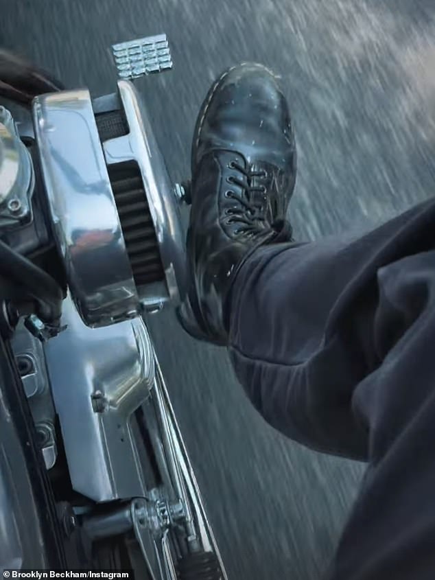 Cậu cả nhà Beckham bị netizen "ném đá" dữ dội: Chạy xe máy bằng 1 tay, hôn gió với vợ mà không thèm nhìn đường!- Ảnh 2.