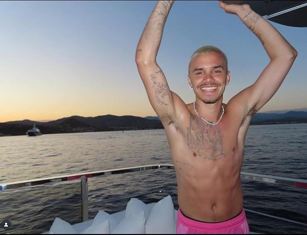 Cậu cả nhà Beckham bị netizen "ném đá" dữ dội: Chạy xe máy bằng 1 tay, hôn gió với vợ mà không thèm nhìn đường!- Ảnh 3.