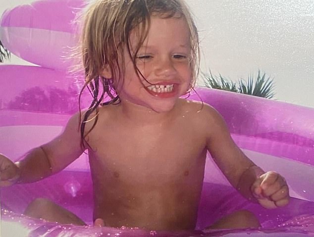 Cậu cả nhà Beckham bị netizen "ném đá" dữ dội: Chạy xe máy bằng 1 tay, hôn gió với vợ mà không thèm nhìn đường!- Ảnh 4.