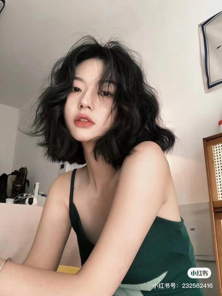 Đối với những quý cô có chất tóc thô cứng, một mái tóc uốn xoăn nhẹ nhàng sẽ là lựa chọn hoàn hảo, vừa giúp tóc trông bồng bềnh, mềm mại hơn, vừa mang lại diện mạo trẻ trung và cuốn hút.