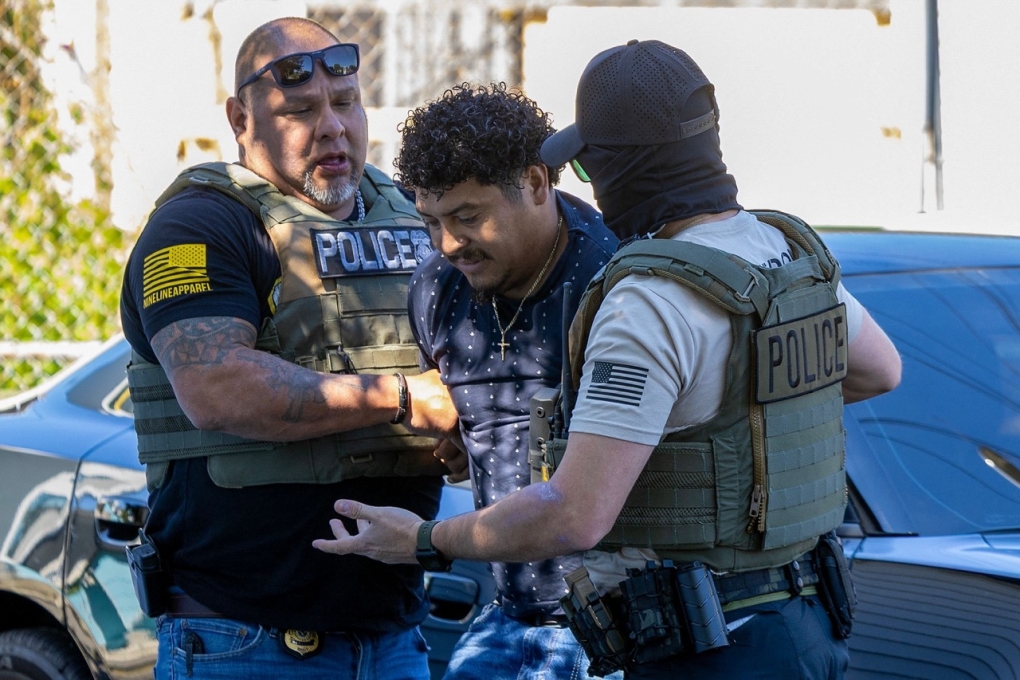 Nhân viên Cơ quan Thực thi Di trú và Hải quan (ICE) bắt nghi phạm tại thủ đô Washington ngày 30/8. Ảnh: AFP