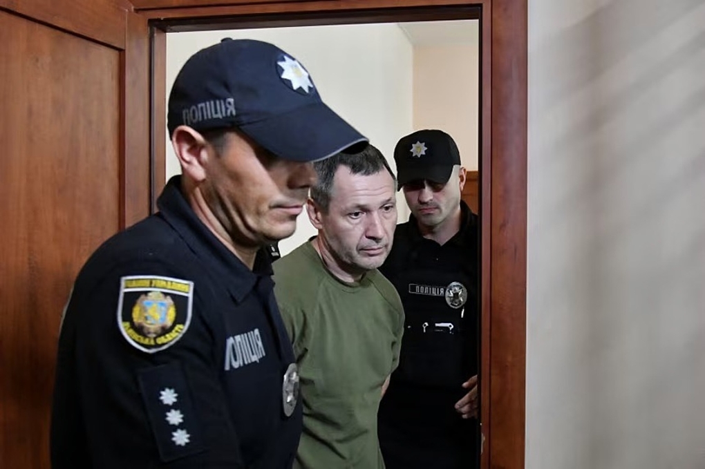 Nghi phạm (giữa) trong vụ ám sát nghị sĩ Andriy Parubiy bị áp giải vào phòng xét xử ở tòa án thành phố Lviv, Ukraine, ngày 2/9. Ảnh: Reuters