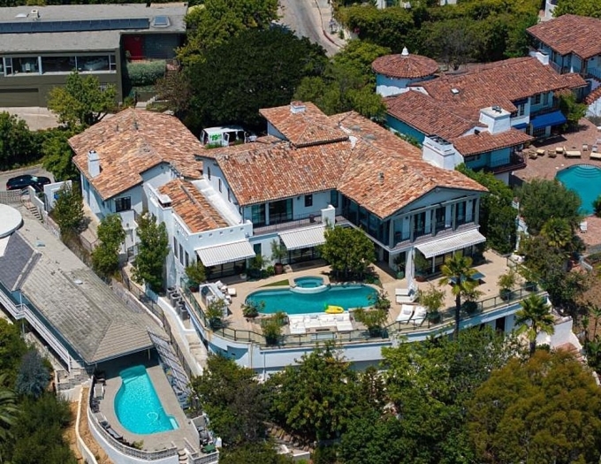 Toàn cảnh nơi ở mới của Brad Pitt nhìn từ trên cao. Ảnh: Backgrid