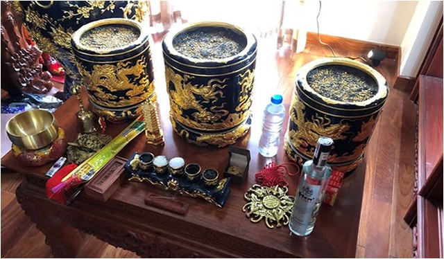 Bát hương là một vật linh thiêng trên bàn thờ gia tiên.