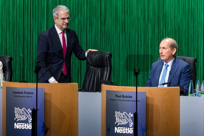 Cựu CEO Nestle Laurent Freixe (trái) và Chủ tịch Paul Bulcke trong ĐHCĐ hồi tháng 4. Ảnh: Reuters