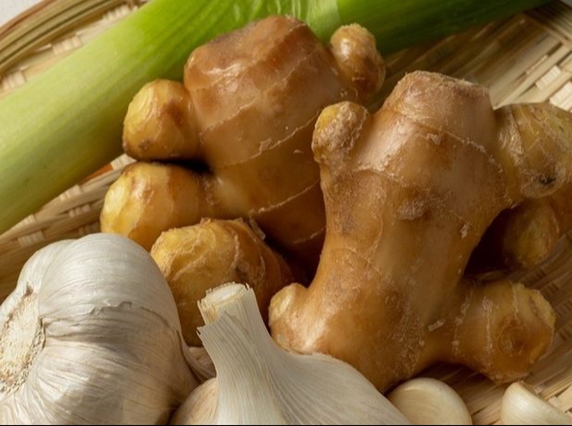 Vỏ tỏi đốt cùng gừng khô làm ấm không gian, giảm cảm lạnh. Ảnh internet
