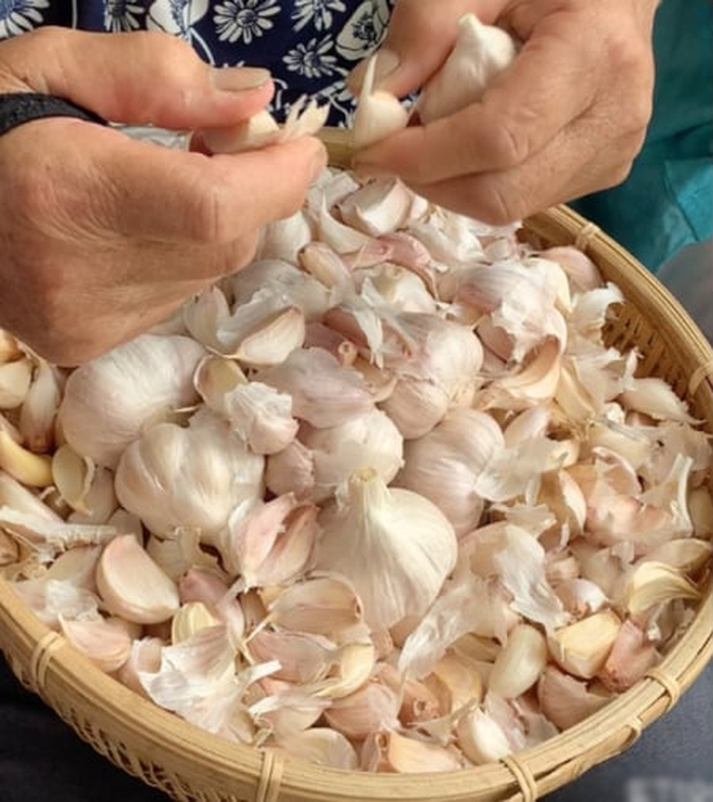 Đốt vỏ tỏi cùng dược liệu khác tăng khả năng thanh lọc trường khí và sự ấm áp. Ảnh internet