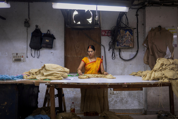 Công nhân đo vải để chuẩn bị may váy tại một xưởng sản xuất hàng may mặc ở Noida, Ấn Độ, ngày 7/8. Ảnh: Reuters