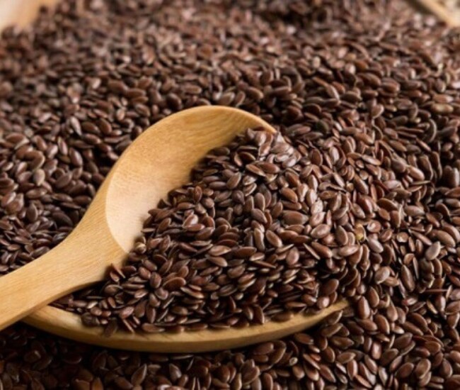 Hạt lanh được ví như kho dưỡng chất nhờ giàu omega-3, lignans và vitamin E, giúp nuôi dưỡng tóc chắc khỏe, giảm gãy rụng, đồng thời dưỡng da căng bóng, mịn màng và chống lão hóa. Gel hạt lanh còn tạo hiệu ứng căng tức thì, lành tính, hỗ trợ làm dịu và phục hồi da.