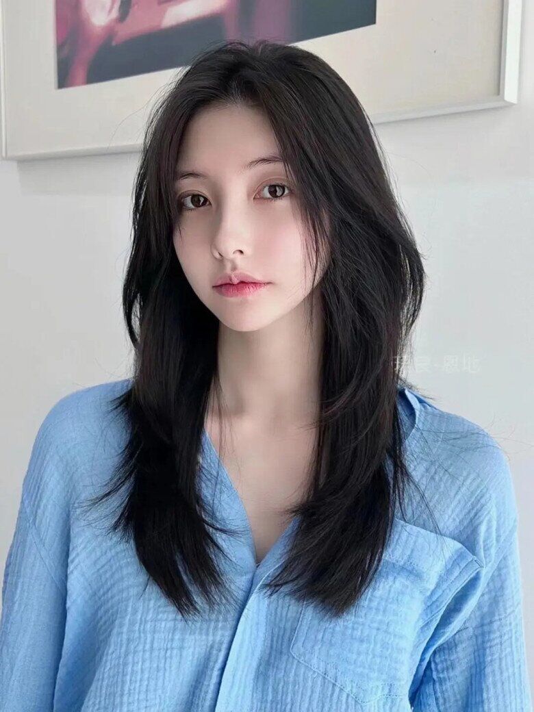 Kiểu tóc mái bay uốn hai bên giúp gương mặt chị em trông thon gọn và sáng sủa hơn.