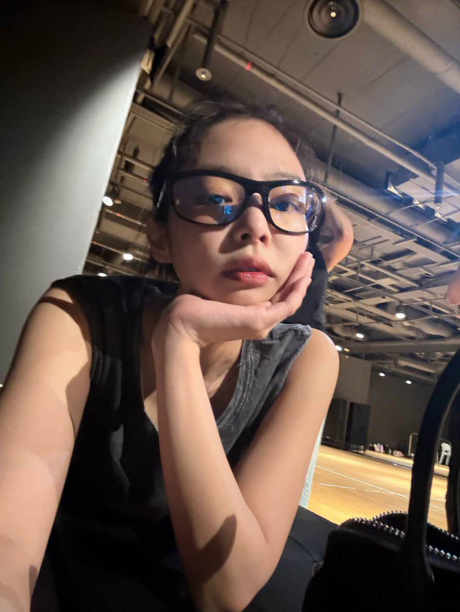 Vừa chia tay Gentle Monster, Jennie lộ diện ngầu đét tại event Ray-Ban- Ảnh 18. Vừa chia tay Gentle Monster, Jennie lộ diện ngầu đét tại event Ray-Ban- Ảnh 18.