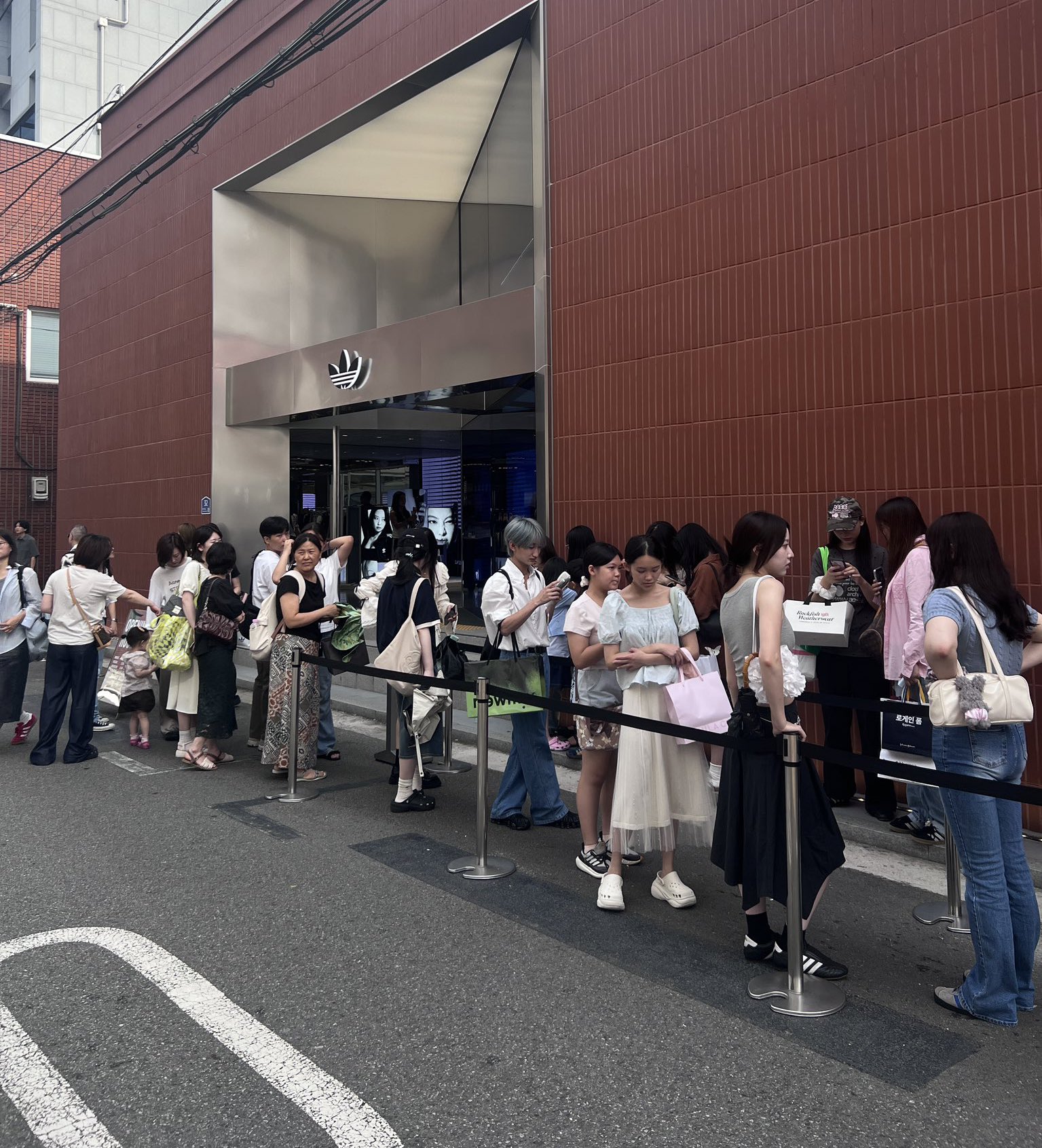 Vừa chia tay Gentle Monster, Jennie lộ diện ngầu đét tại event Ray-Ban- Ảnh 7. Vừa chia tay Gentle Monster, Jennie lộ diện ngầu đét tại event Ray-Ban- Ảnh 7.